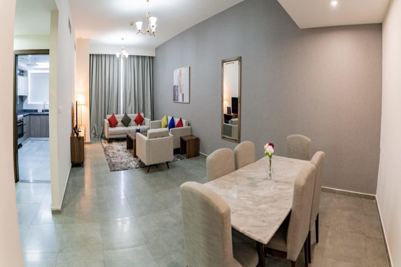 Luxe Grand Hotel Apartments Sharjah Exterior foto A living room in a typical apartment