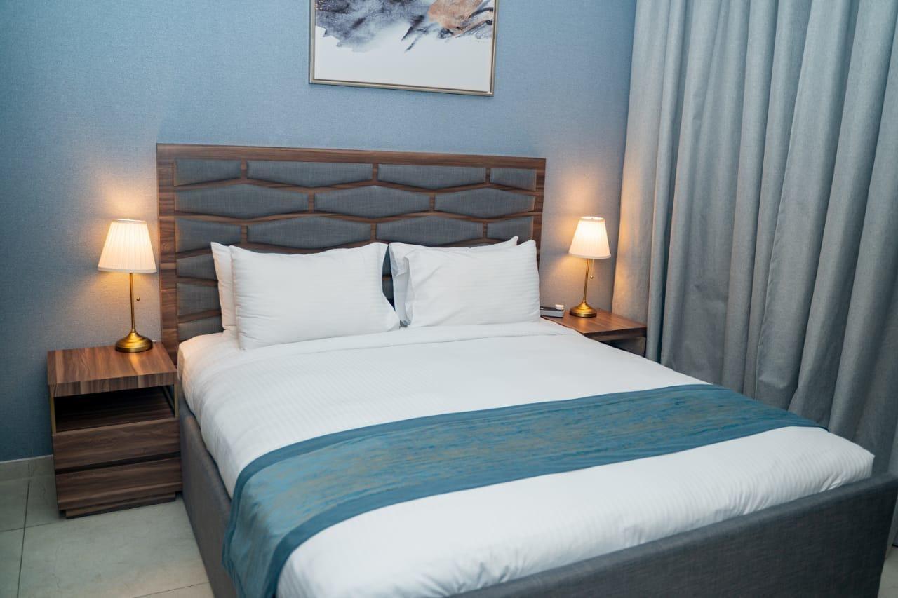 Luxe Grand Hotel Apartments Sharjah Exterior foto A bed with a bed runner