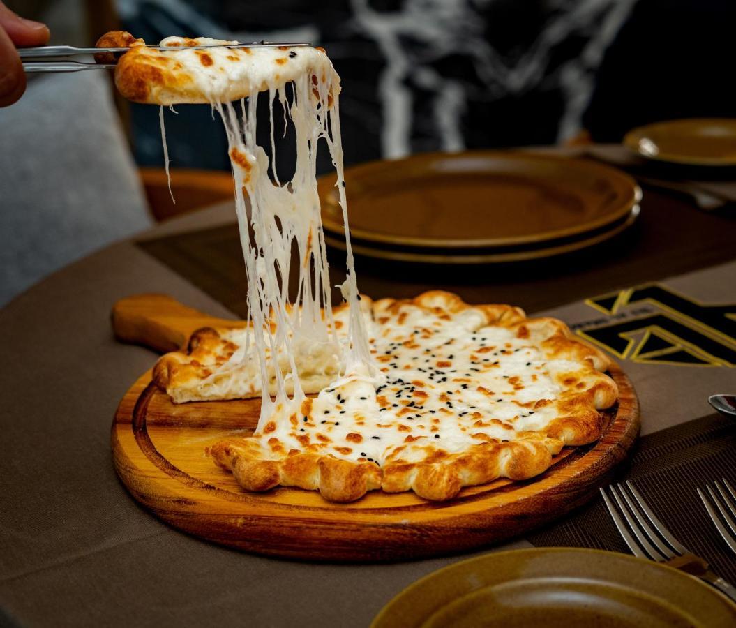 Luxe Grand Hotel Apartments Sharjah Exterior foto A cheese pizza