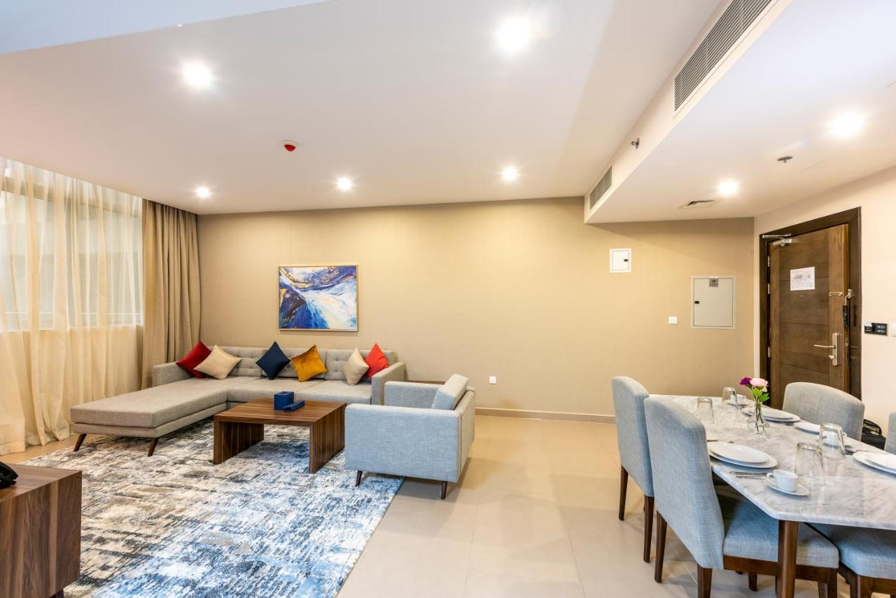 Luxe Grand Hotel Apartments Sharjah Exterior foto A living room at the hotel