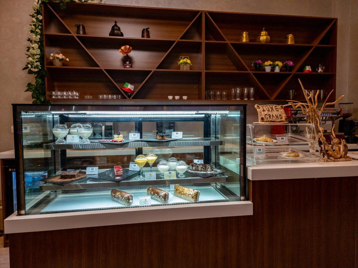 Luxe Grand Hotel Apartments Sharjah Exterior foto A pastry display case