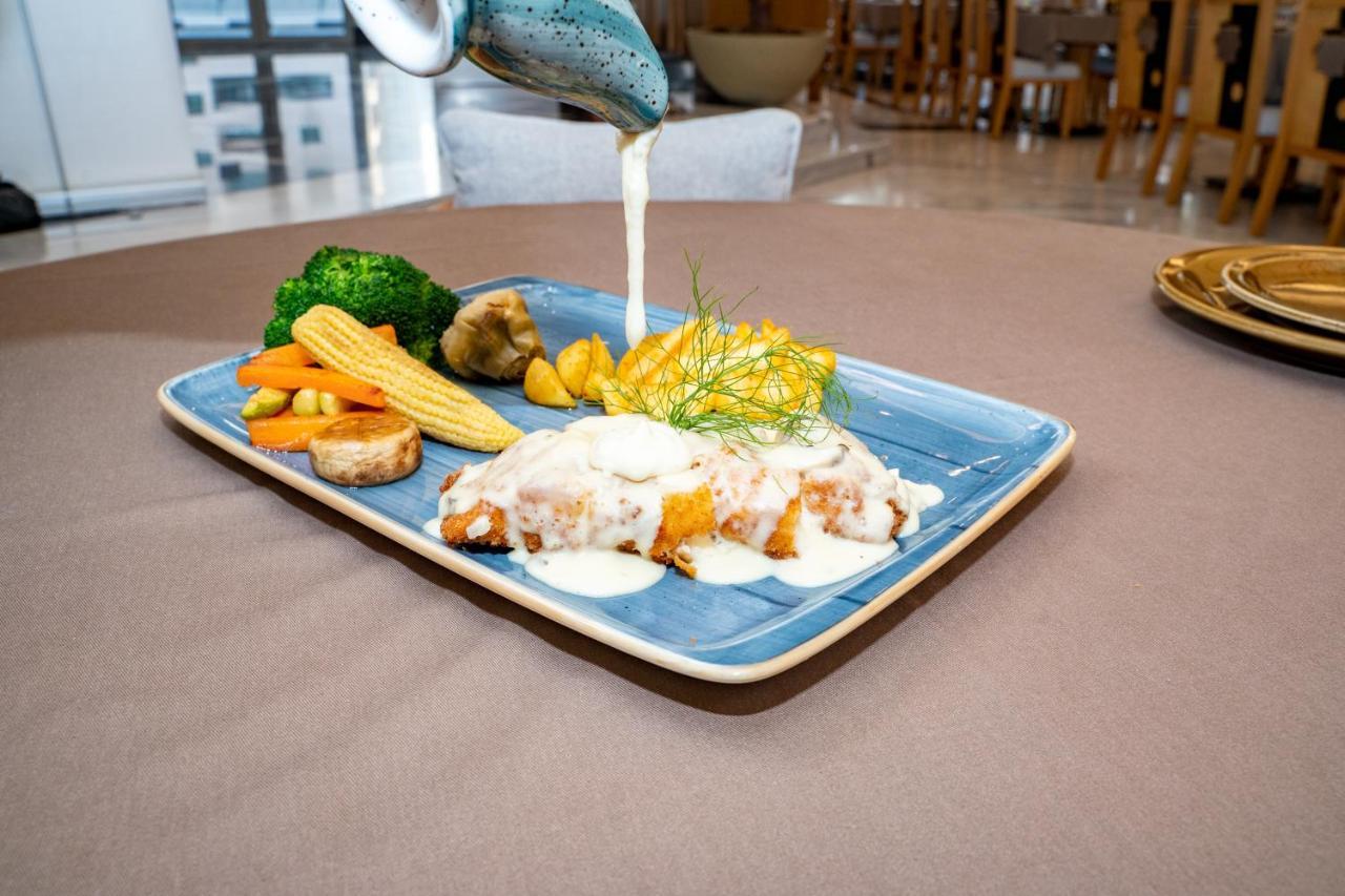 Luxe Grand Hotel Apartments Sharjah Exterior foto A plate of food being served