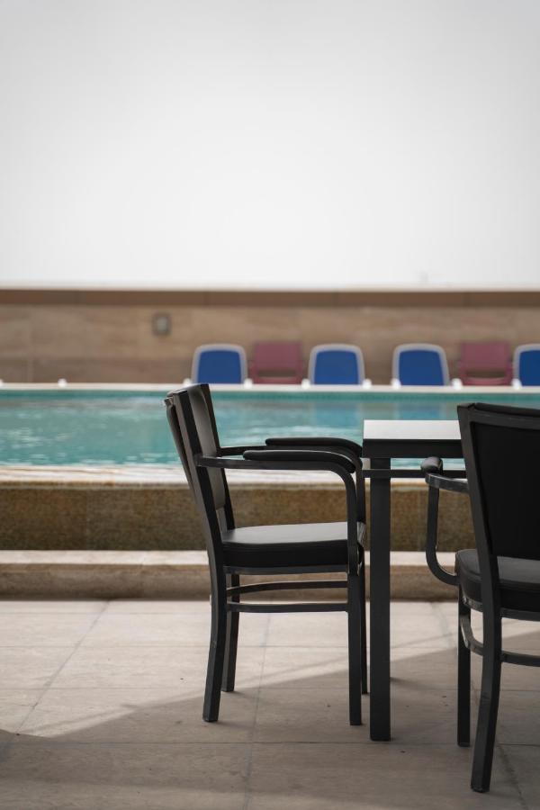 Luxe Grand Hotel Apartments Sharjah Exterior foto The pool at the hotel