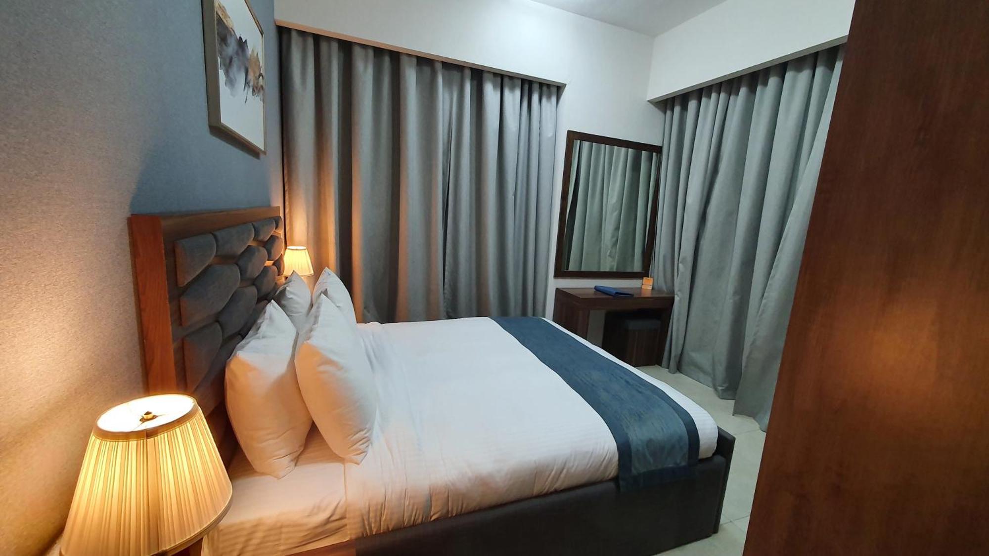 Luxe Grand Hotel Apartments Sharjah Exterior foto A bedroom in a hotel