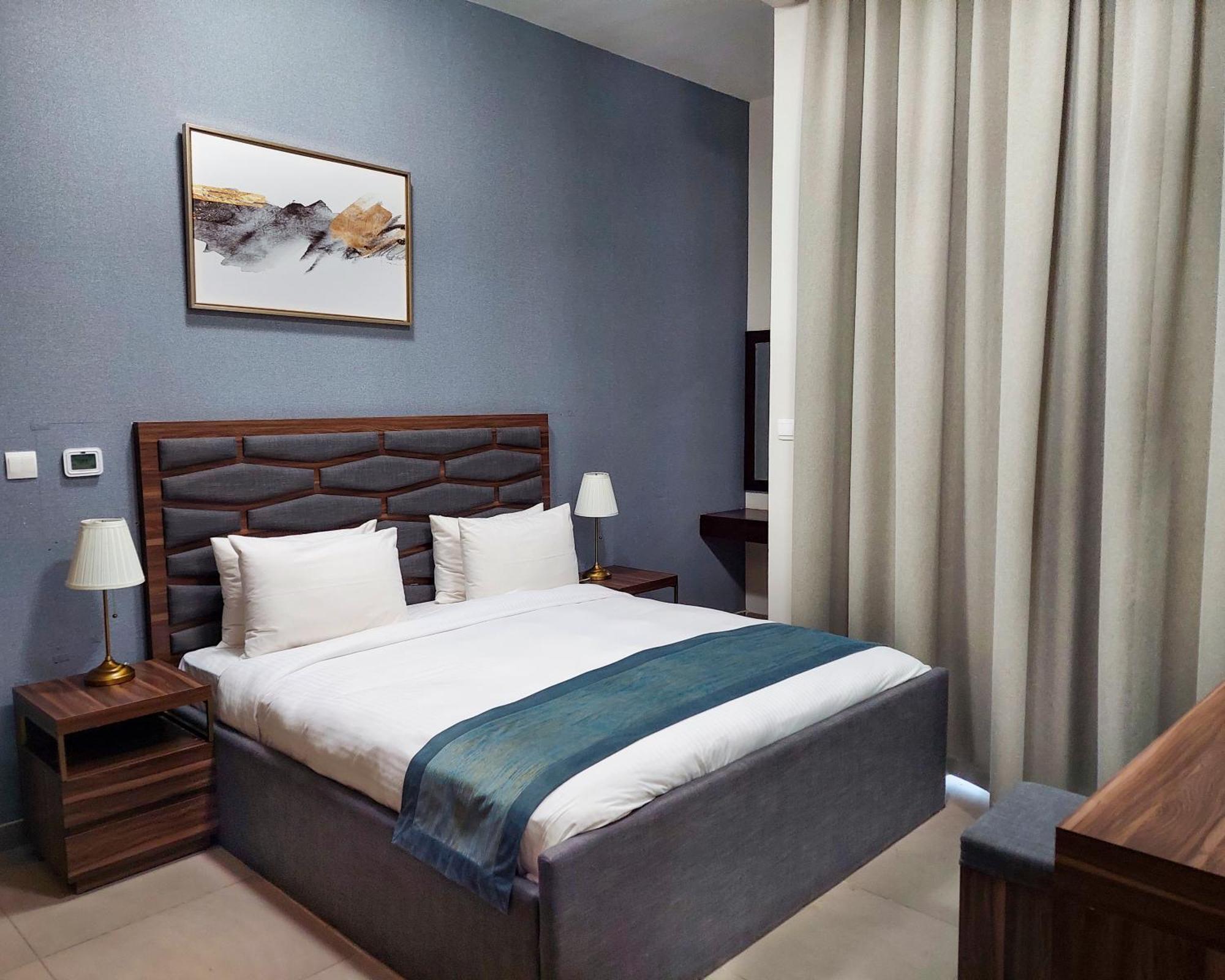 Luxe Grand Hotel Apartments Sharjah Exterior foto A bedroom in a hotel
