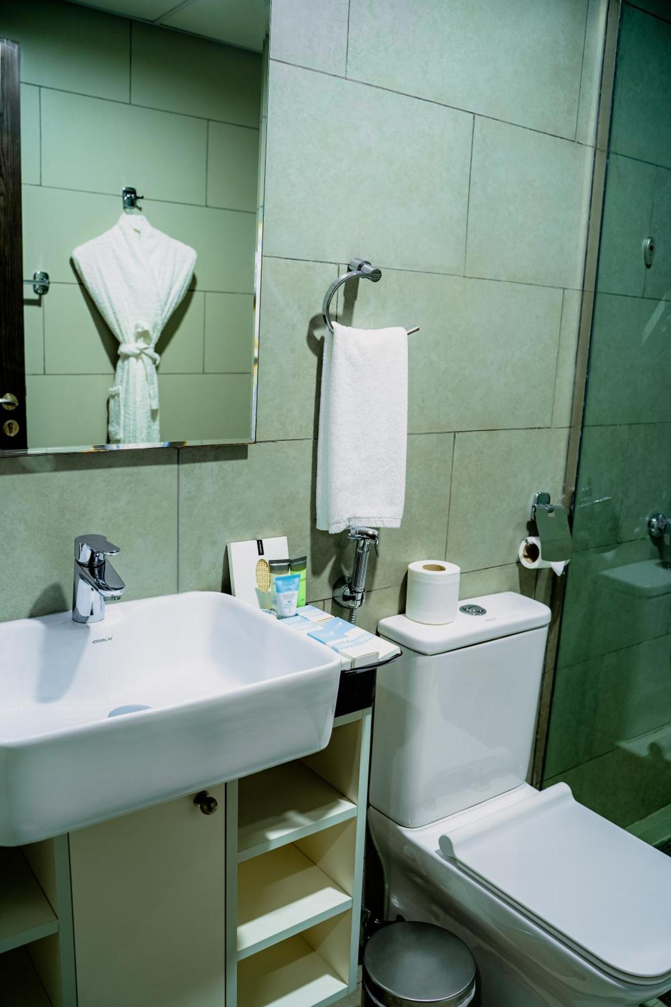 Luxe Grand Hotel Apartments Sharjah Cameră foto Bathroom